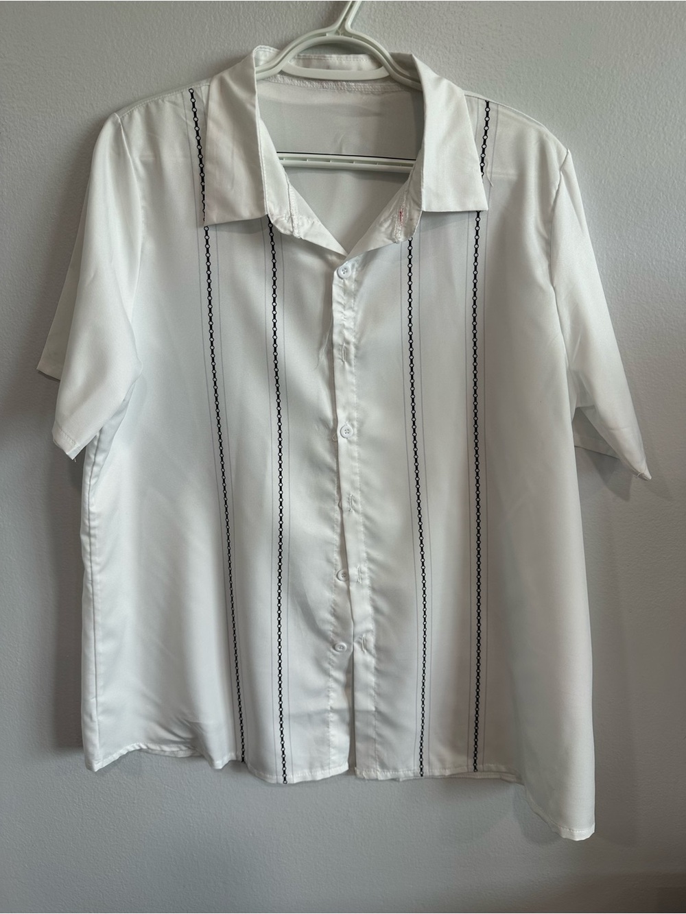 Men’s White Embroidered Stripe Button Front Camp Shirt Size M